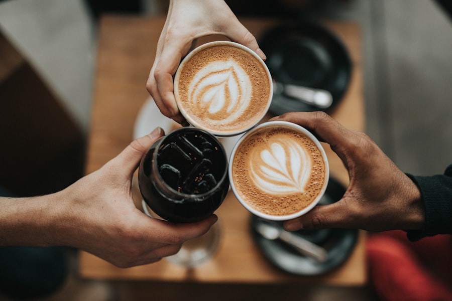 Barista qahva tayyorlayotgan jarayon